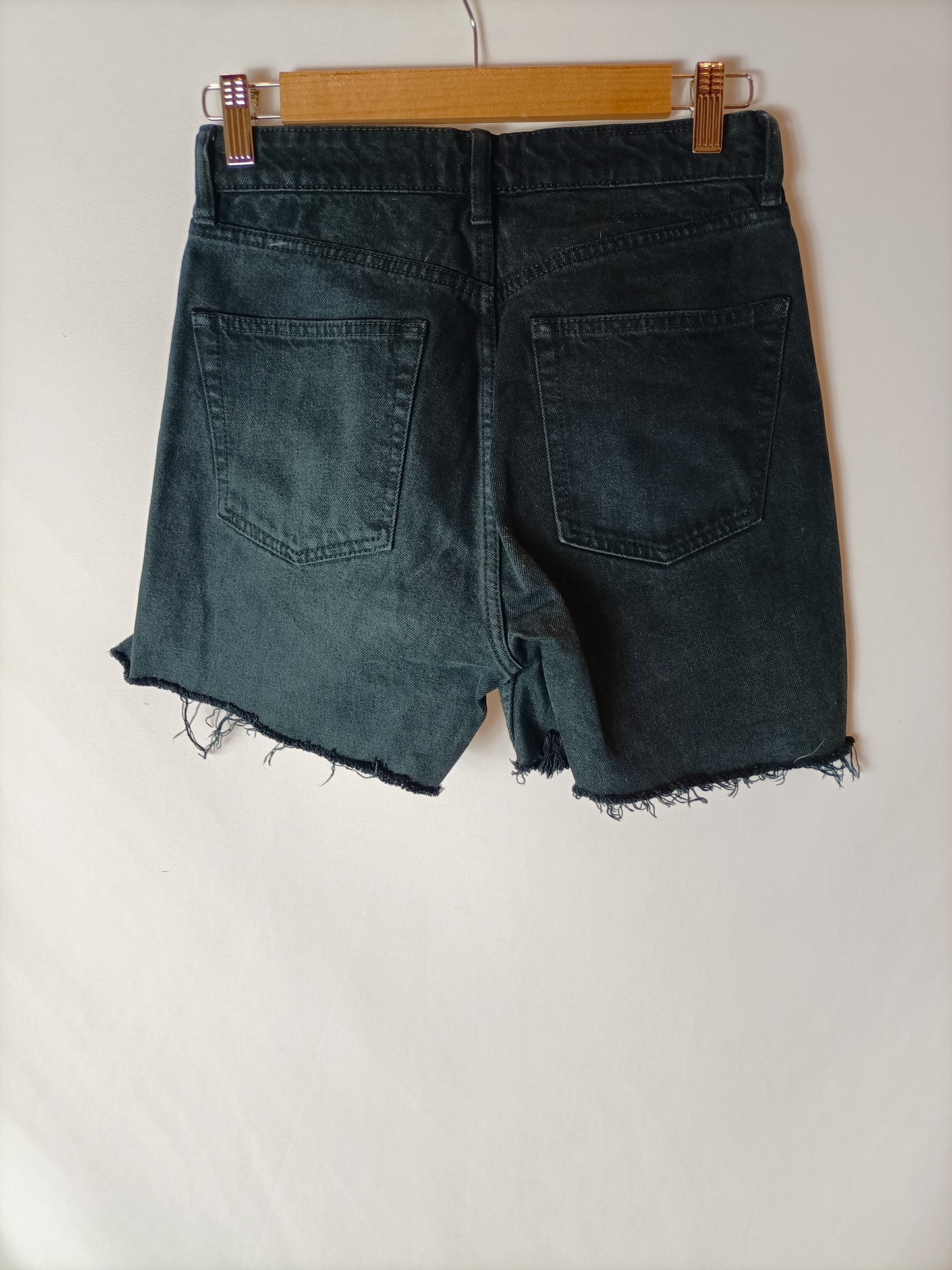 ZARA. Short negro vaquero T.36