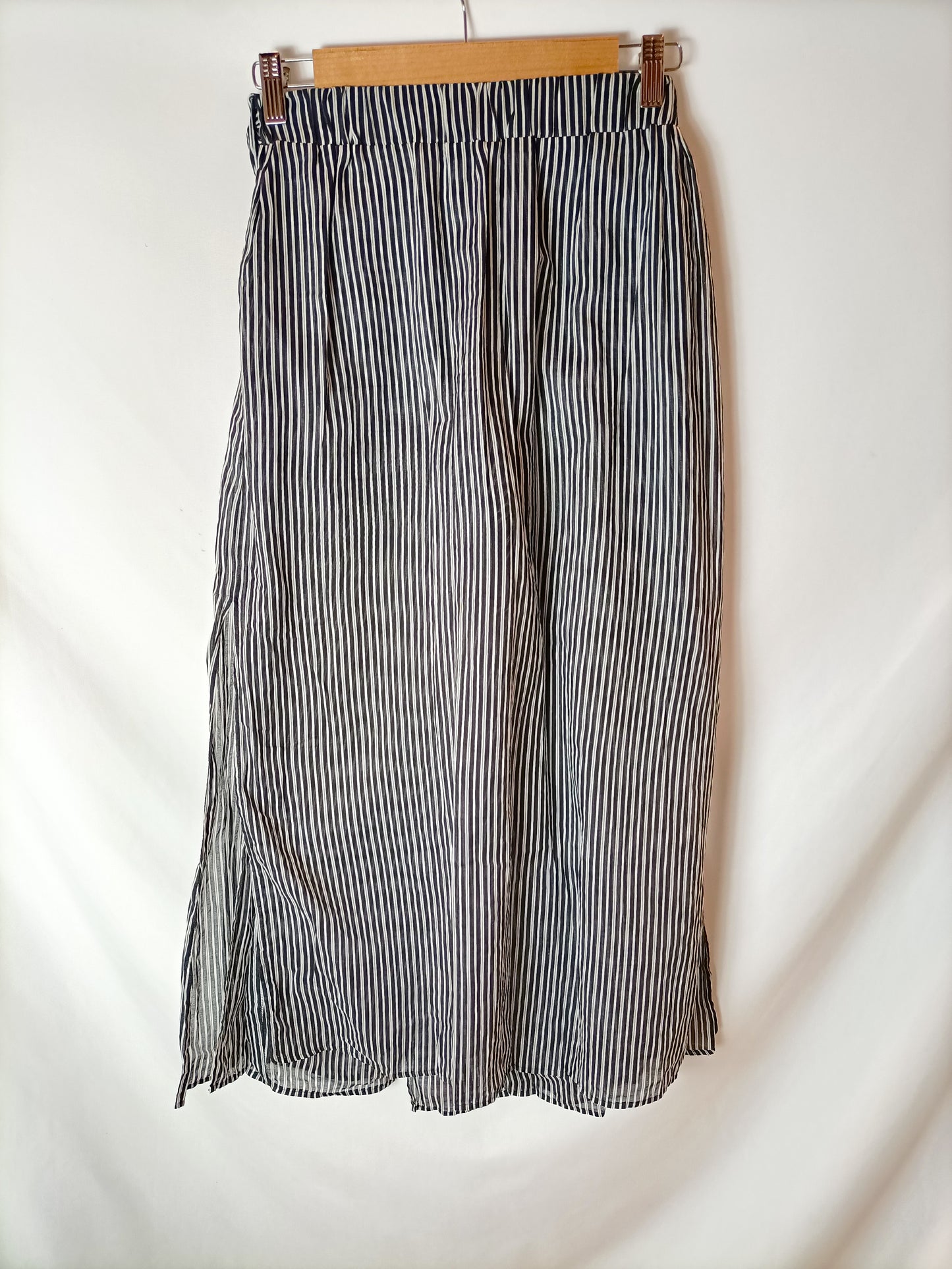 ZARA. Falda pantalón negra rayas. T XS