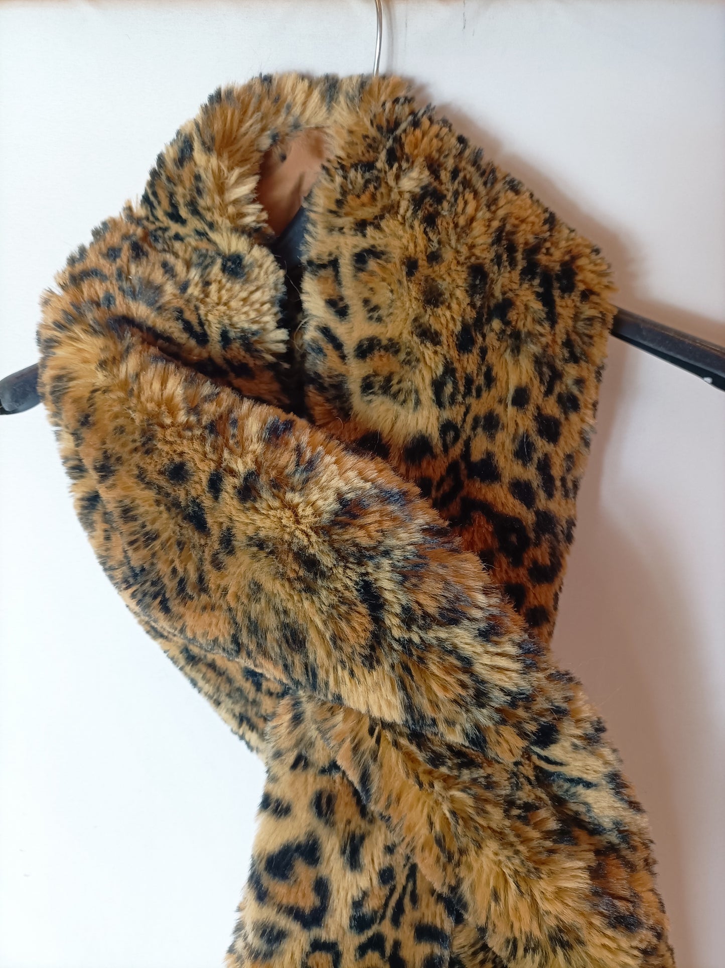 OTRAS. Cuello animal print