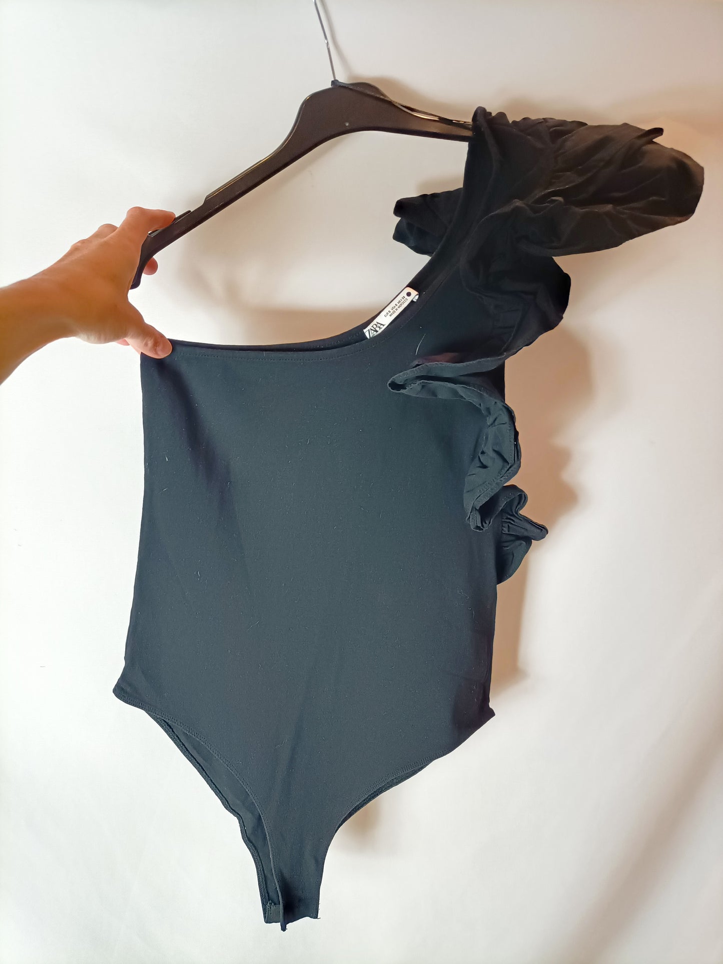 ZARA. Body negro asimétrico T.xs