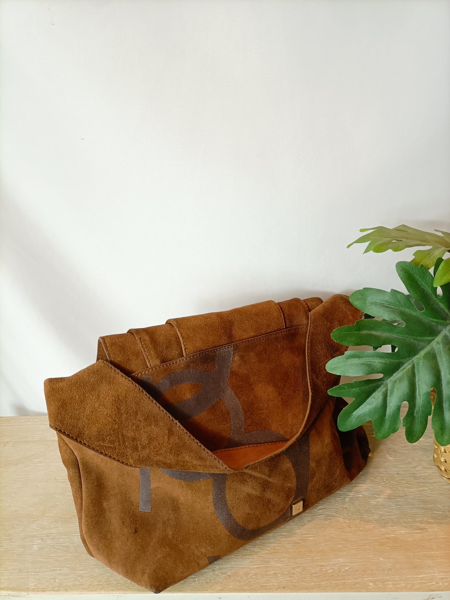 PURIFICACIÓN GARCIA. Bolso piel marrón asa corta (tara)