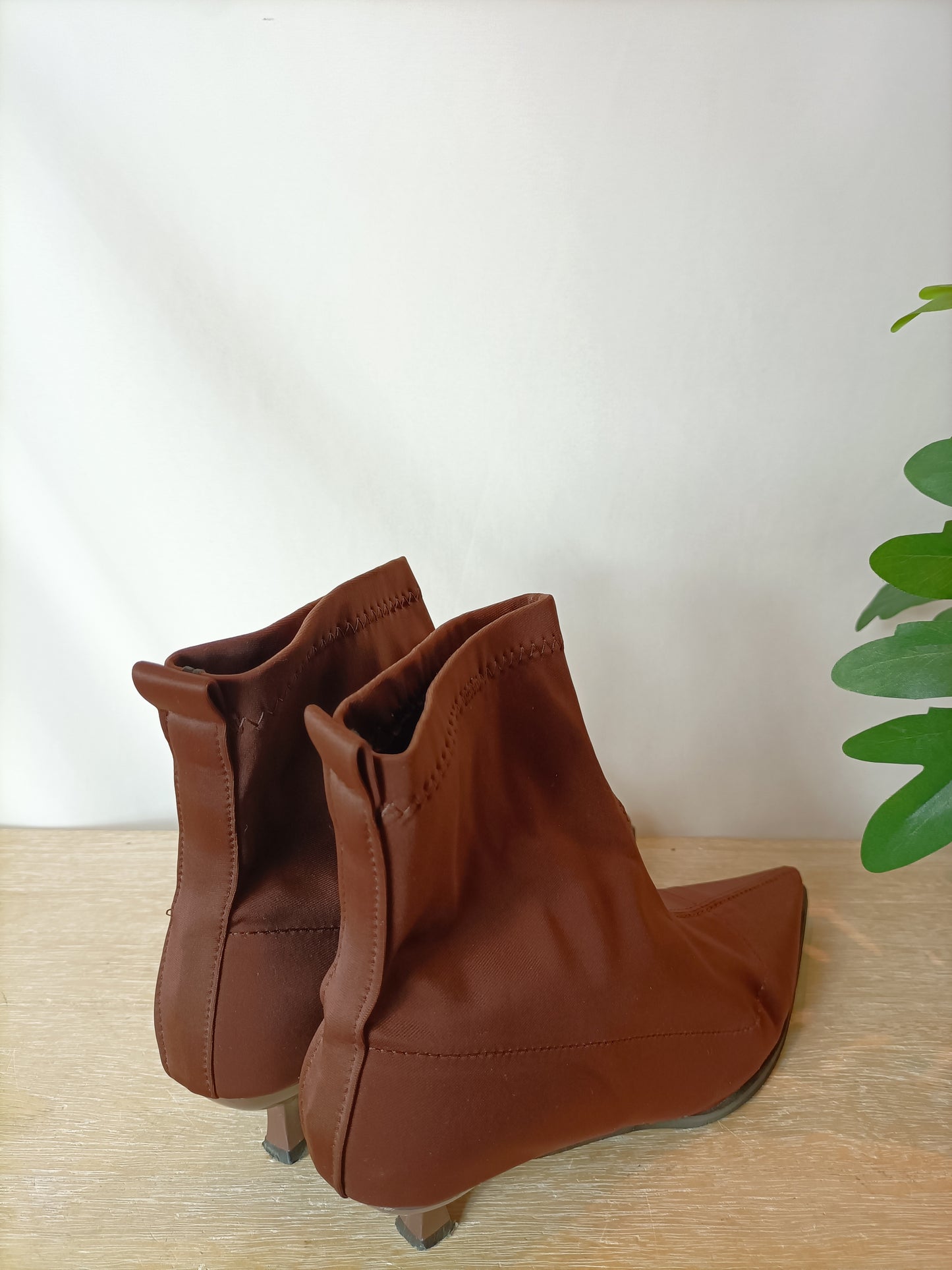 OTRAS. Botines marrones neopreno T.38