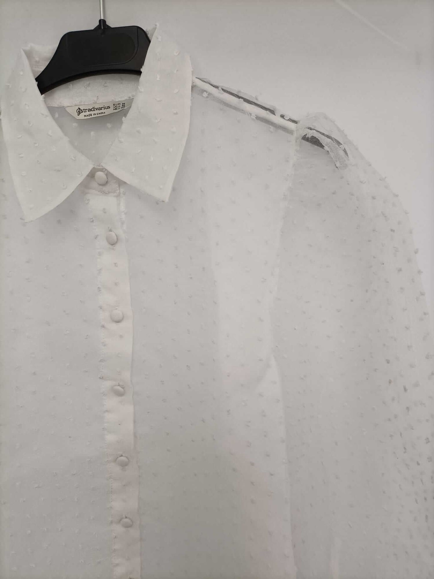 STRADIVARIUS.Blusa blanca plumeti T.m