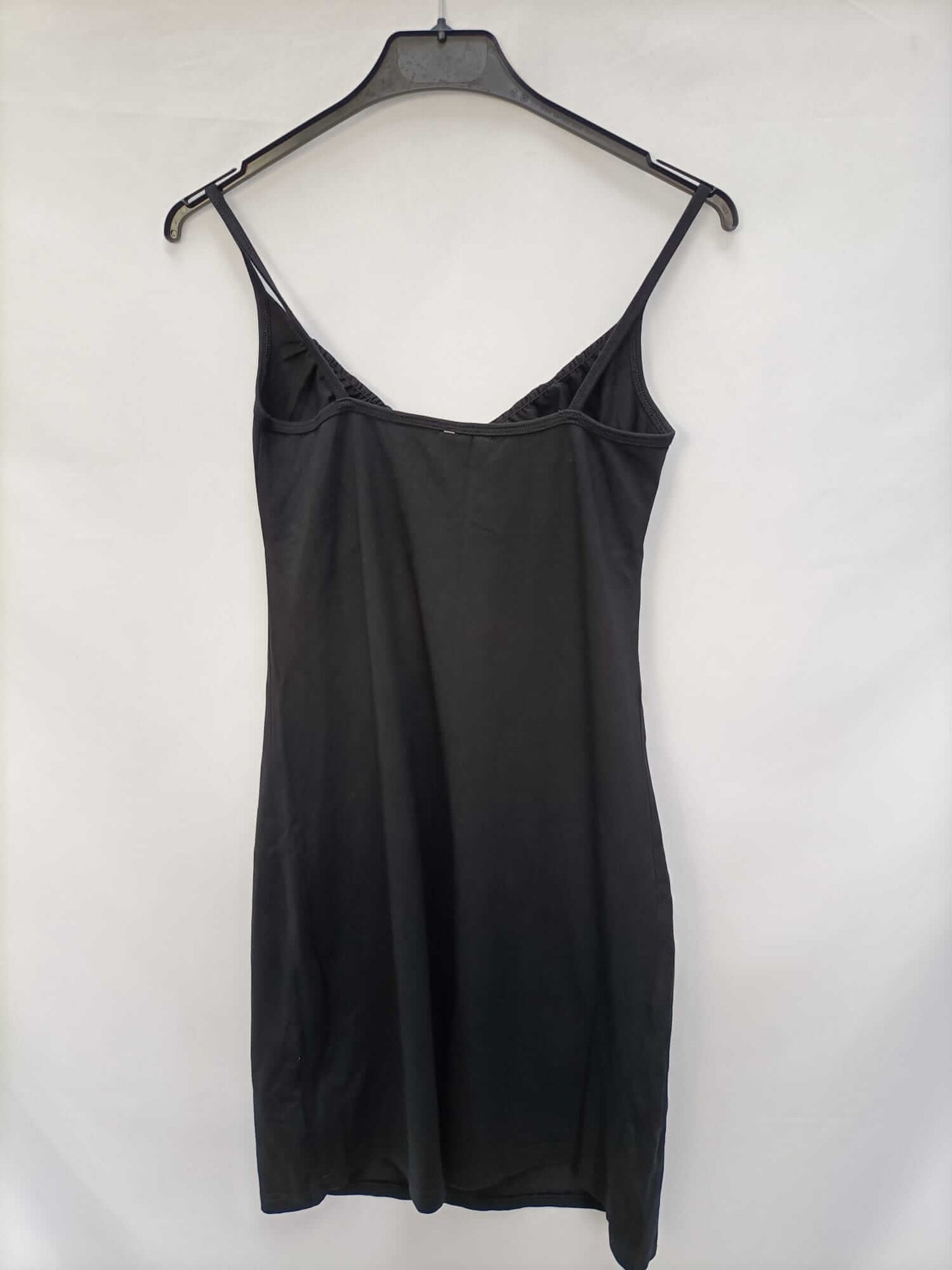 H&M.Vestido negro corto ajustado T.36