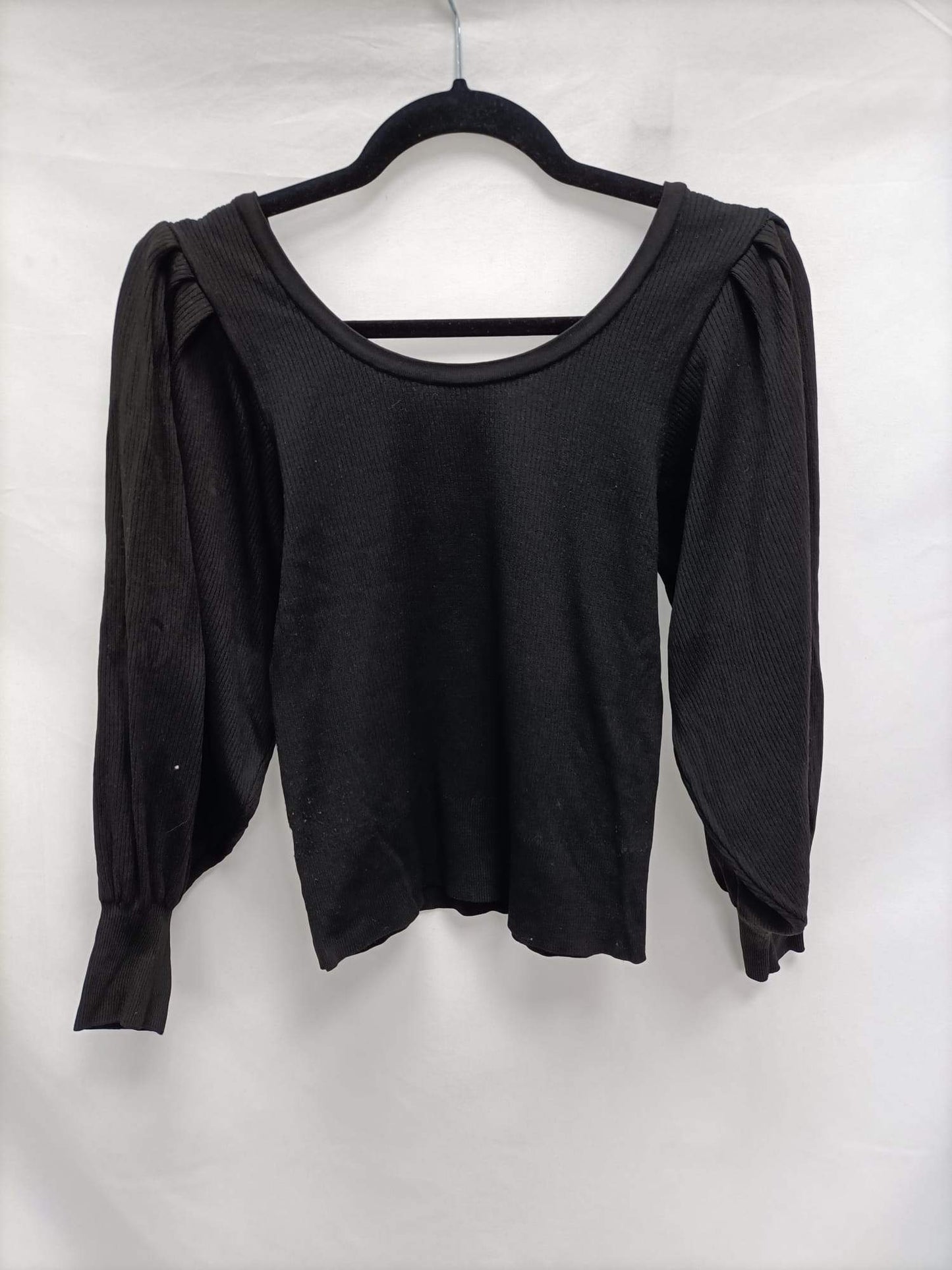 MarKetMANGO.Top/jersey negro canalé mangas abullonadas T.m