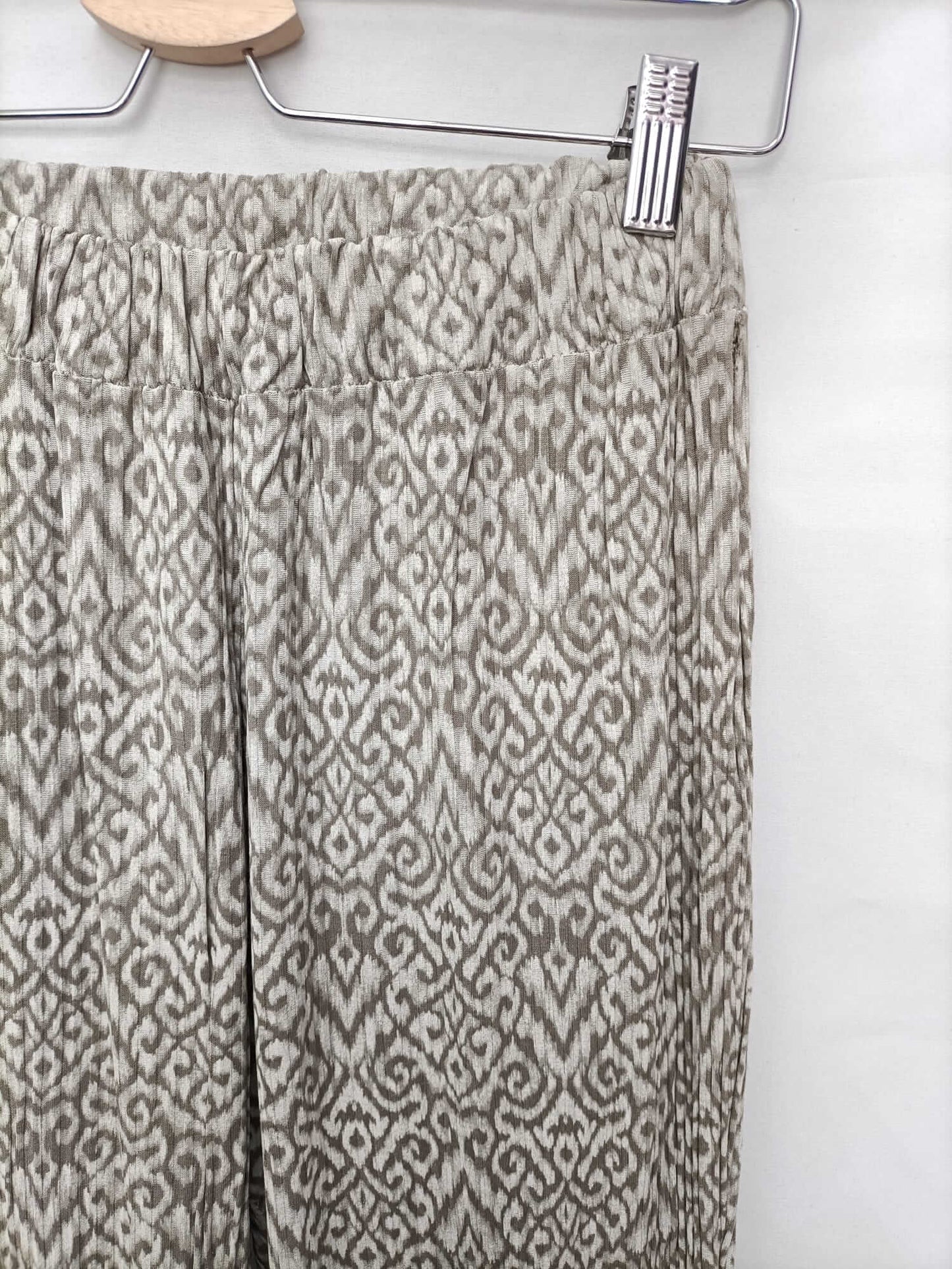 OTRAS.Pantalones elásticos campana beigesT.s/m