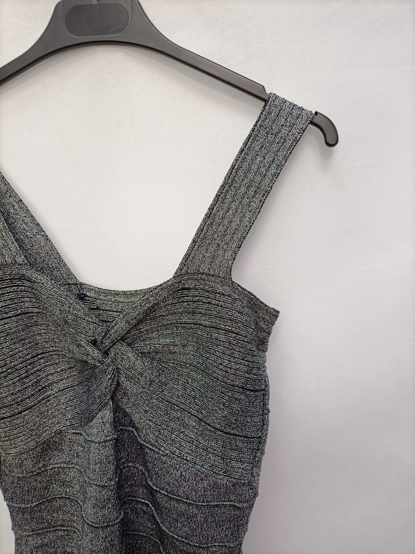FÓRMULA JÓVEN. Vestido plateado T.40