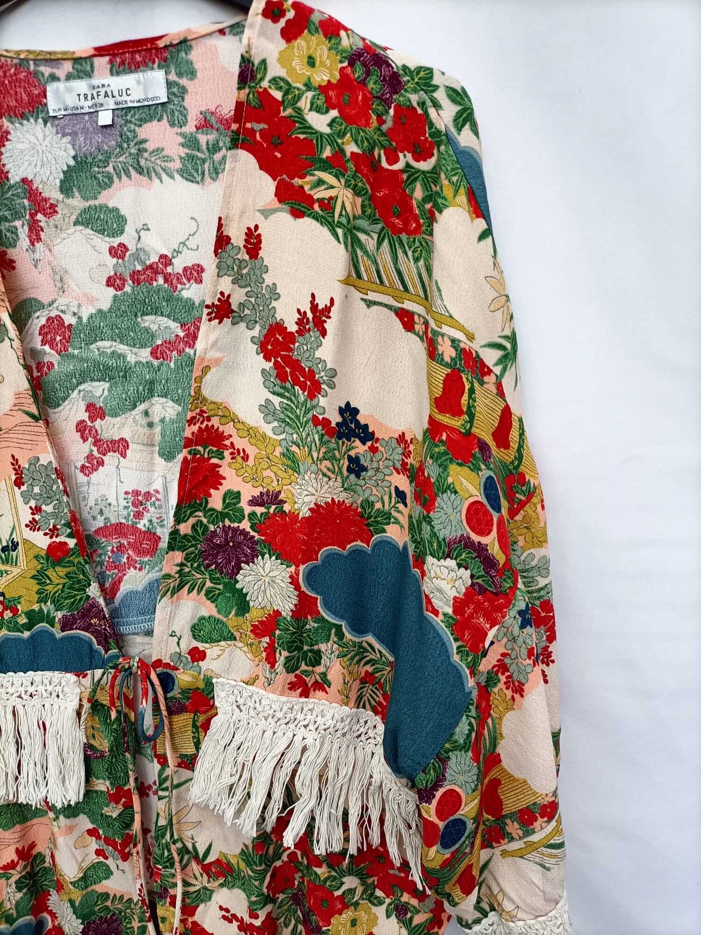 ZARA. Kimono flores y flecos T.m