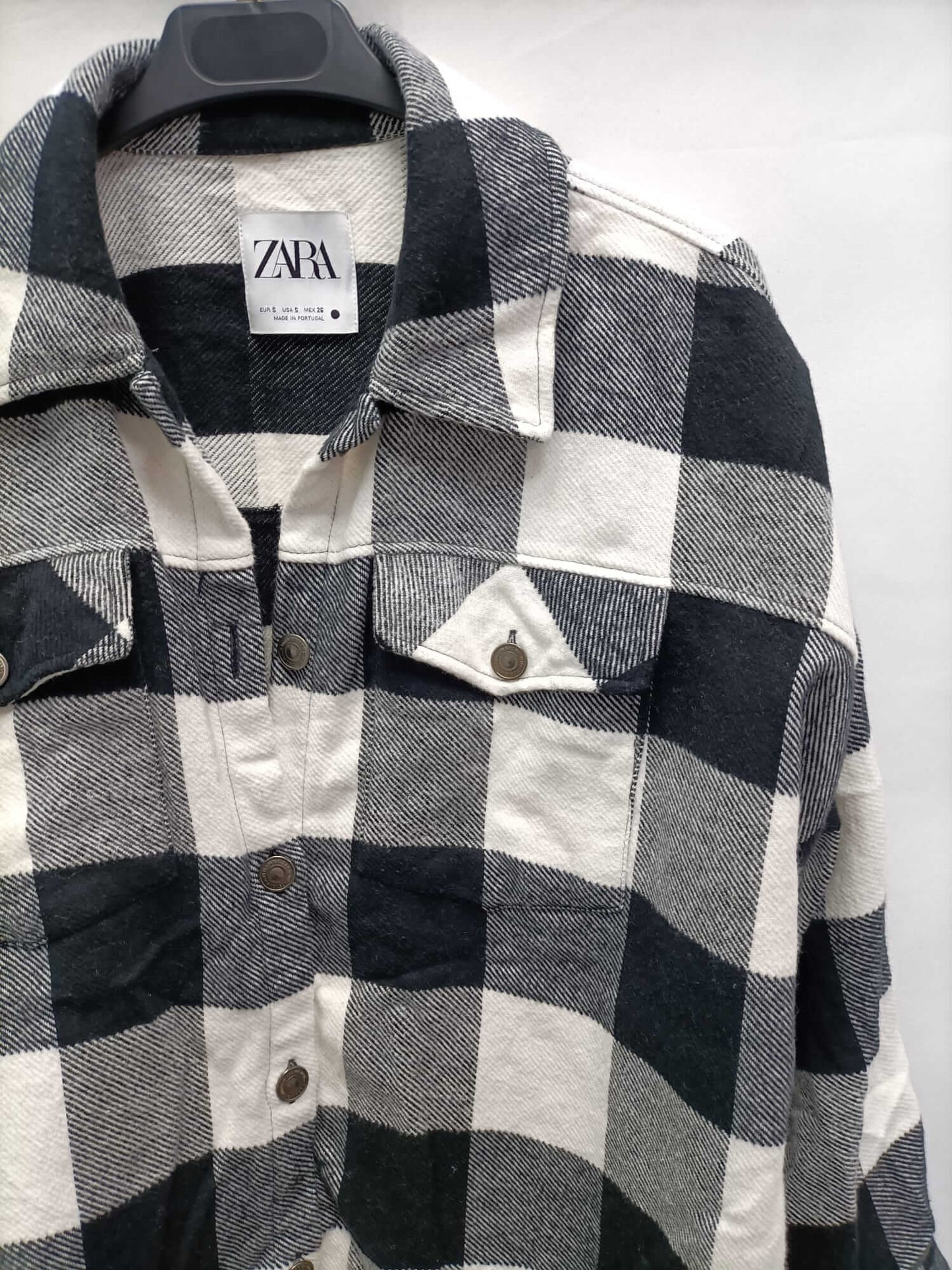 ZARA.Camisa/sobrecamisa franela blanca y negra T.s