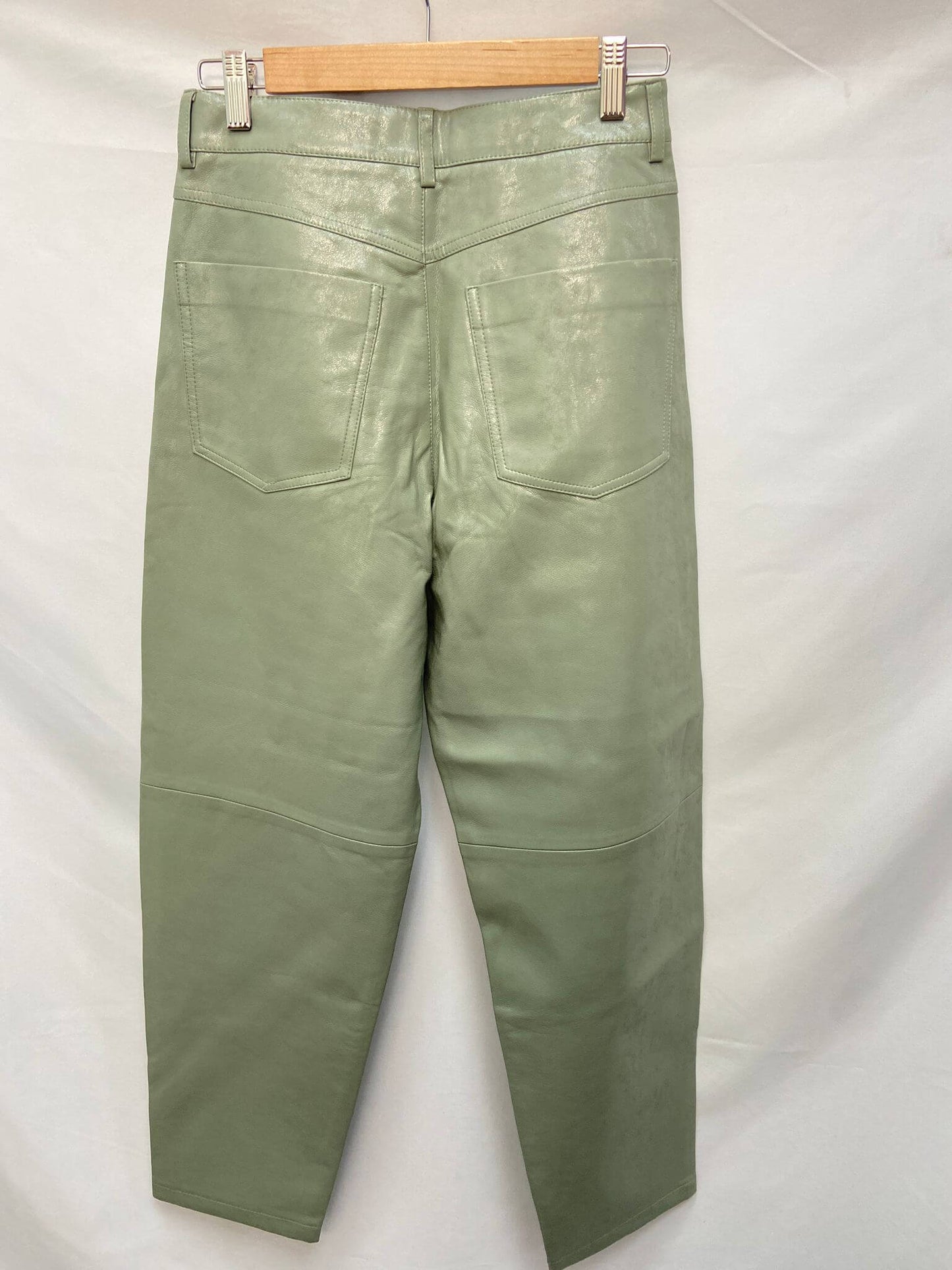 MANGO.Pantalones piel verdes pastel T.36