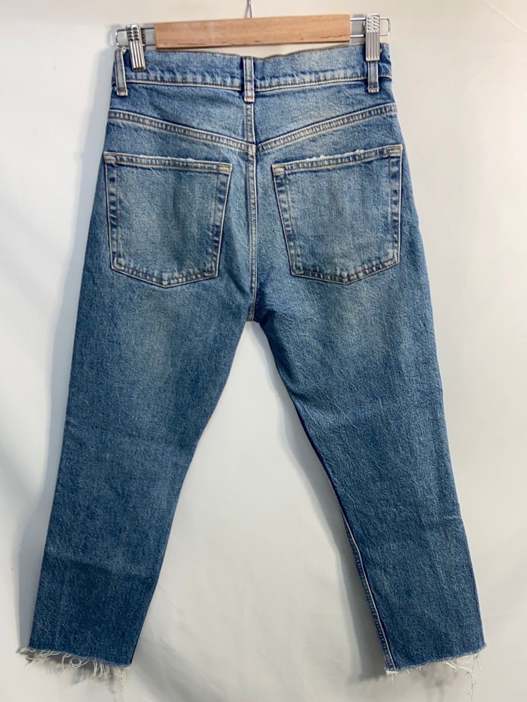 ZARA.Vaqueros rectos deshilachados T.34