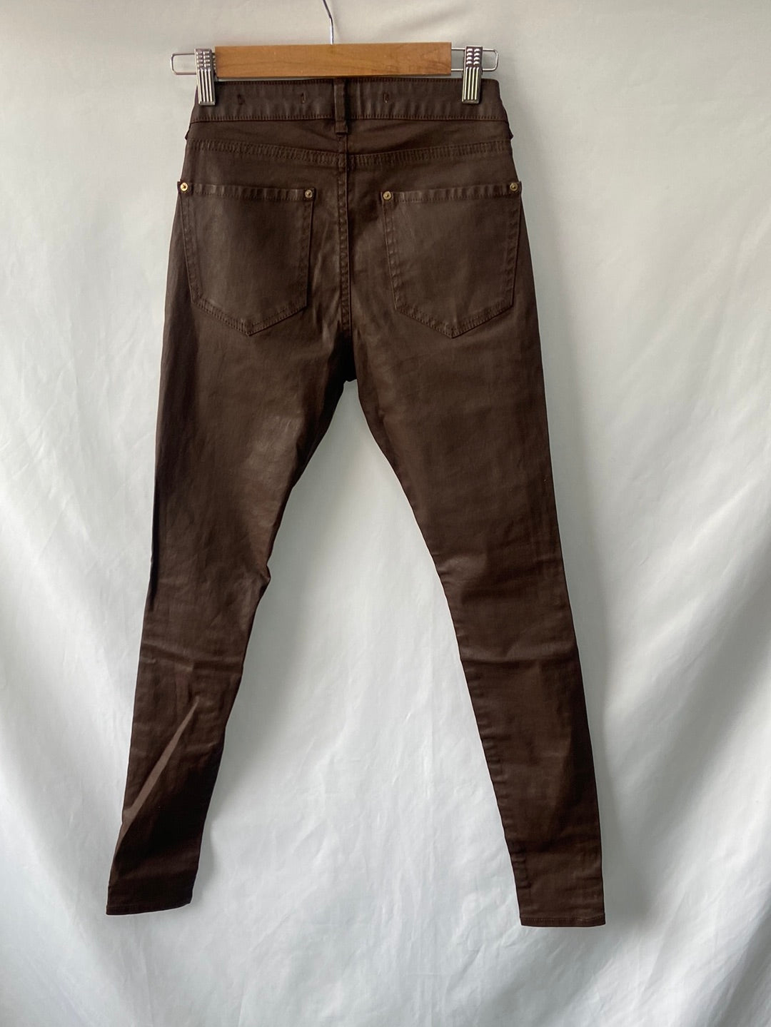 ZARA.Pantalones marrones encerados T.36