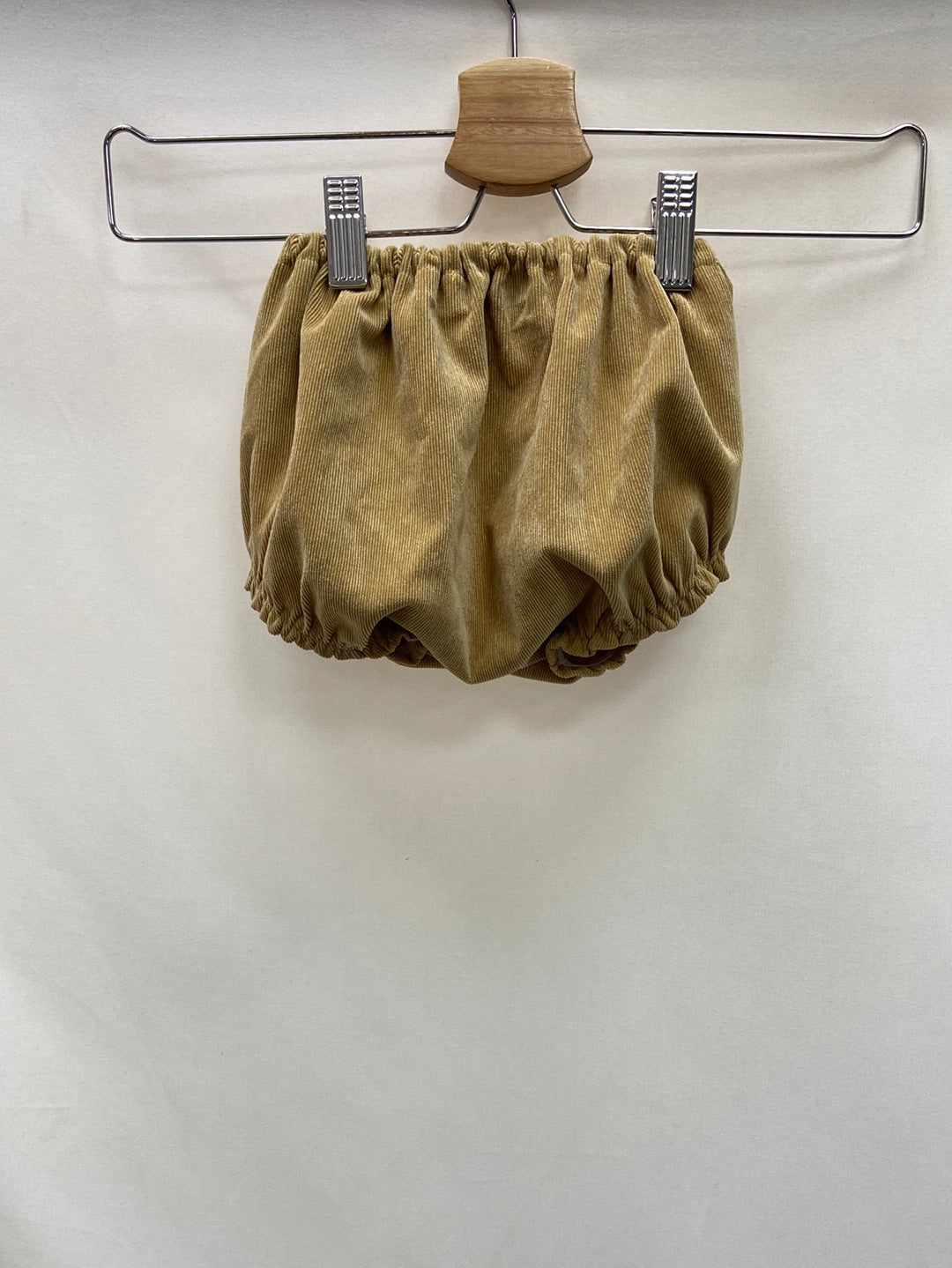 VILLALOBOS + NIEVES ÁLVAREZ. Fine corduroy shorts, size 6 months