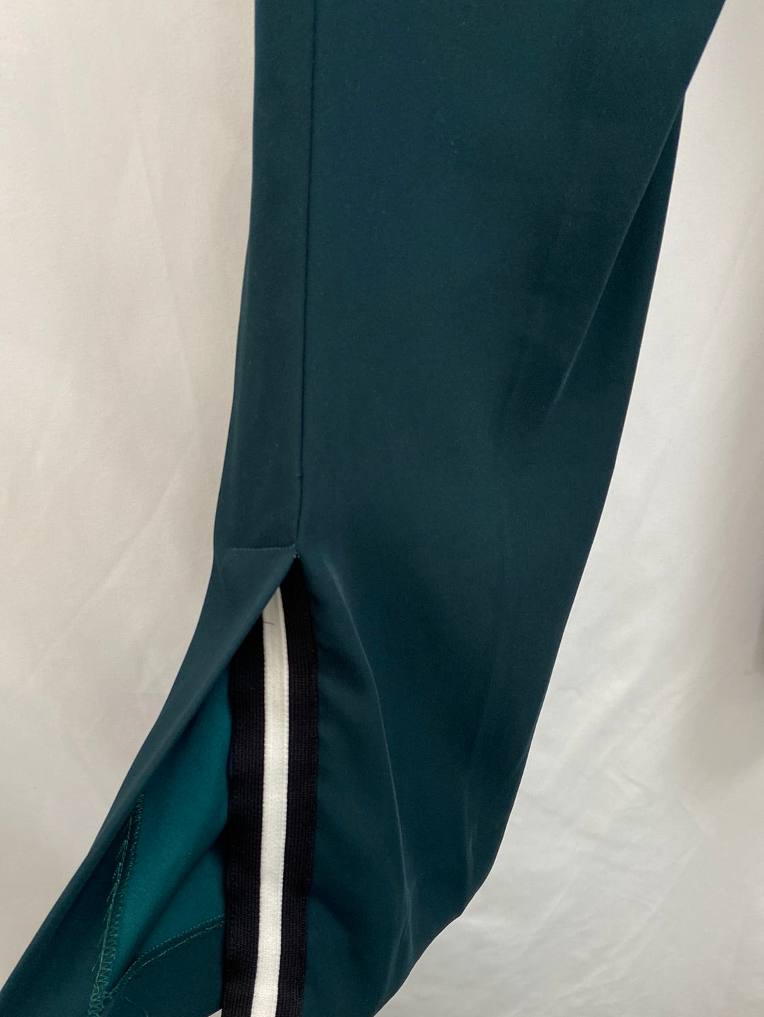 MANGO. Pantalones de vestir verde botella T. 38