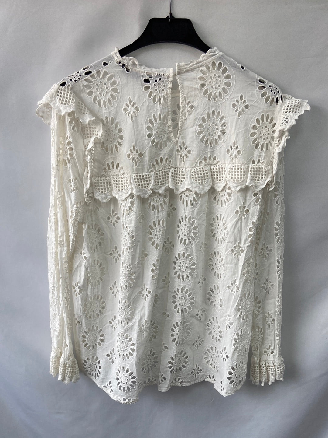 ZARA.Blusa blanca troquelada T.s