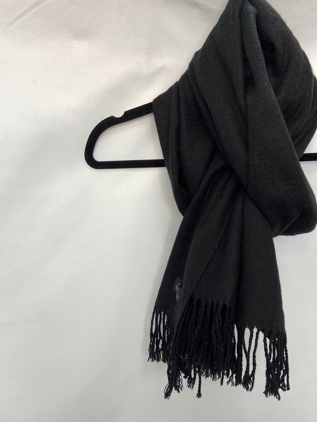 OTRAS.Bufanda clásica negra flecos