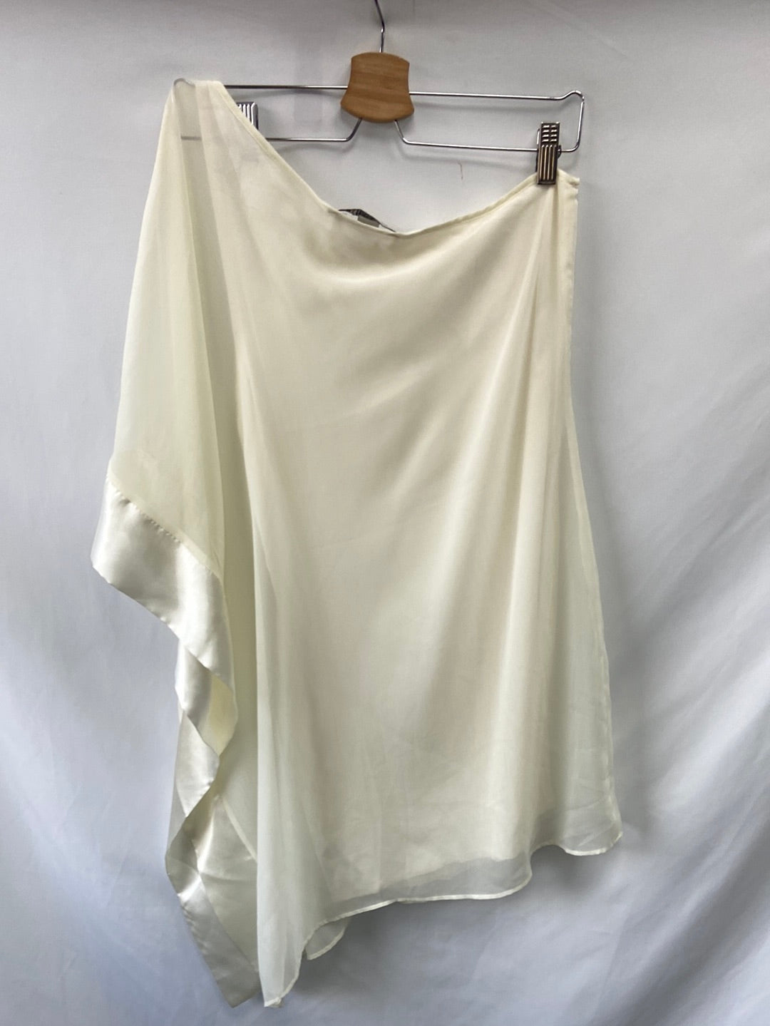 FOREVER21.Vestido Perla asimétrico T.M