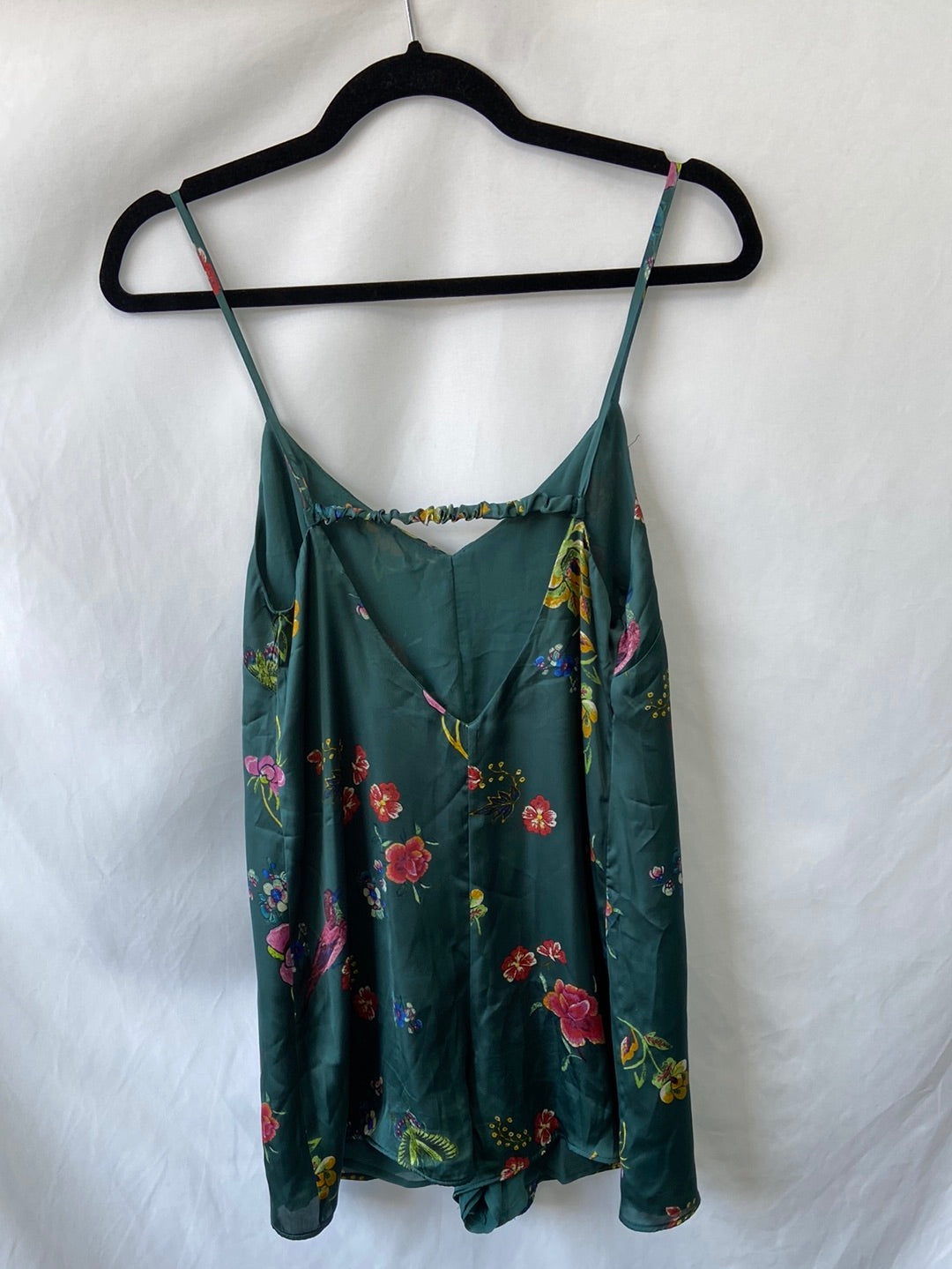 BERSHKA. Mono corto verde T.S