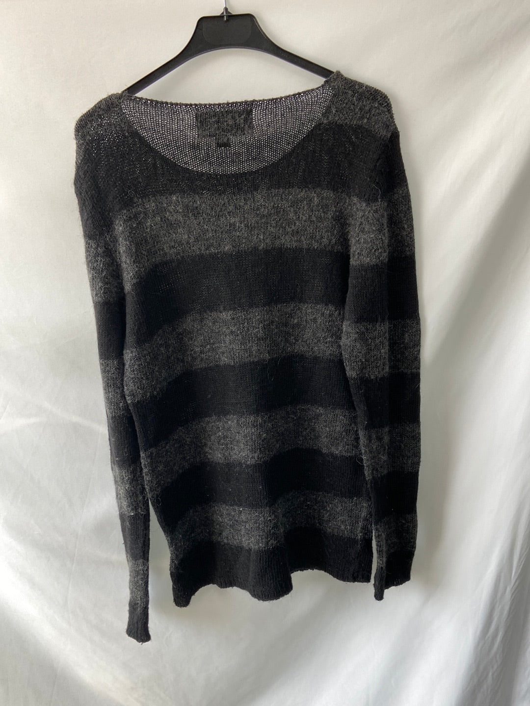 BERSHKA. Jersey rayas gris y negro T.m