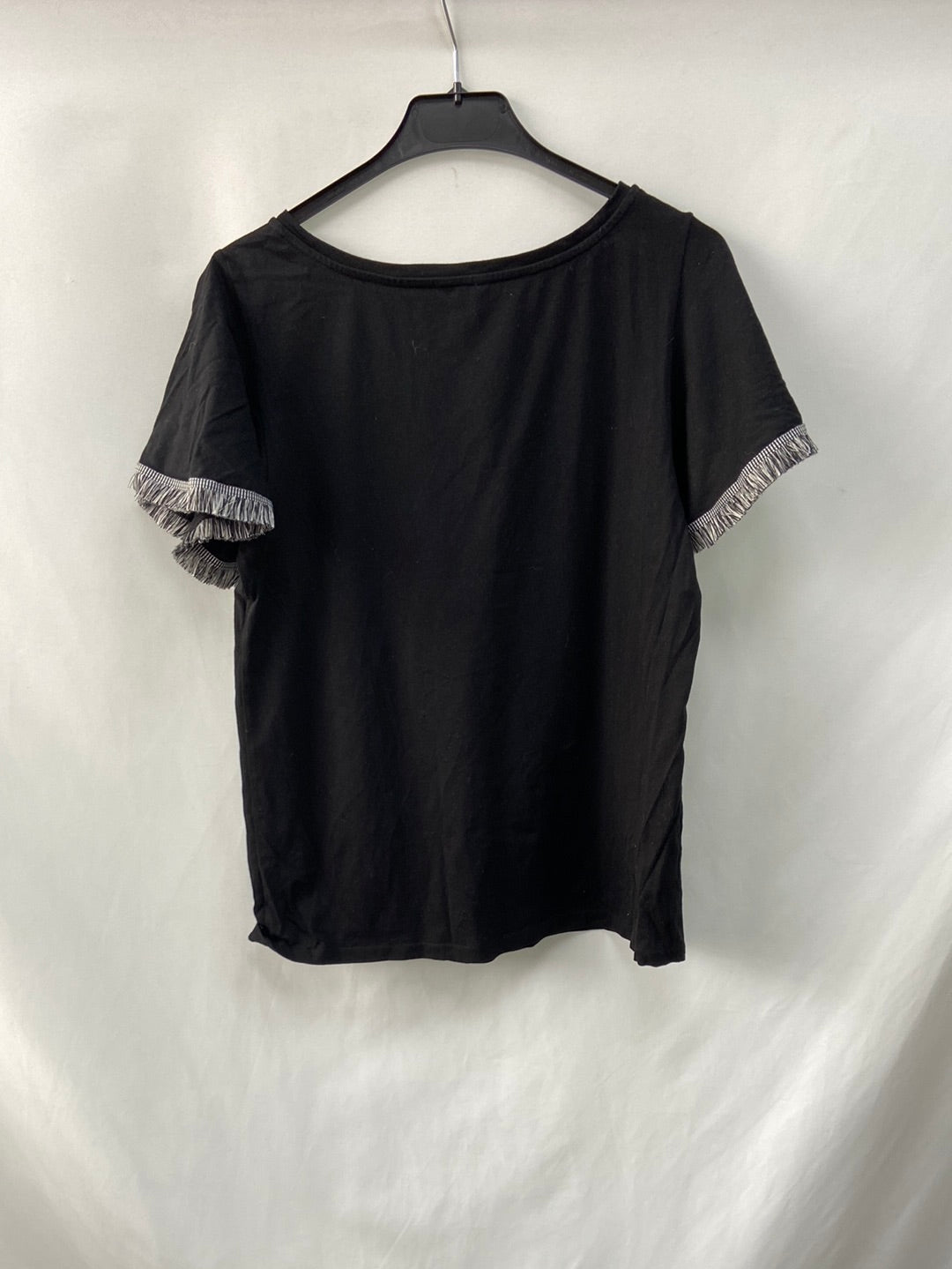 ANN TAYLOR.Camiseta negra flecos T.s