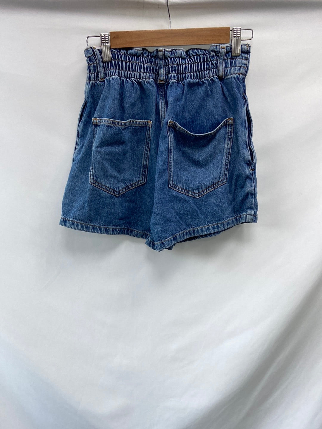 PULL&BEAR.Shorts estilo paperback T.M