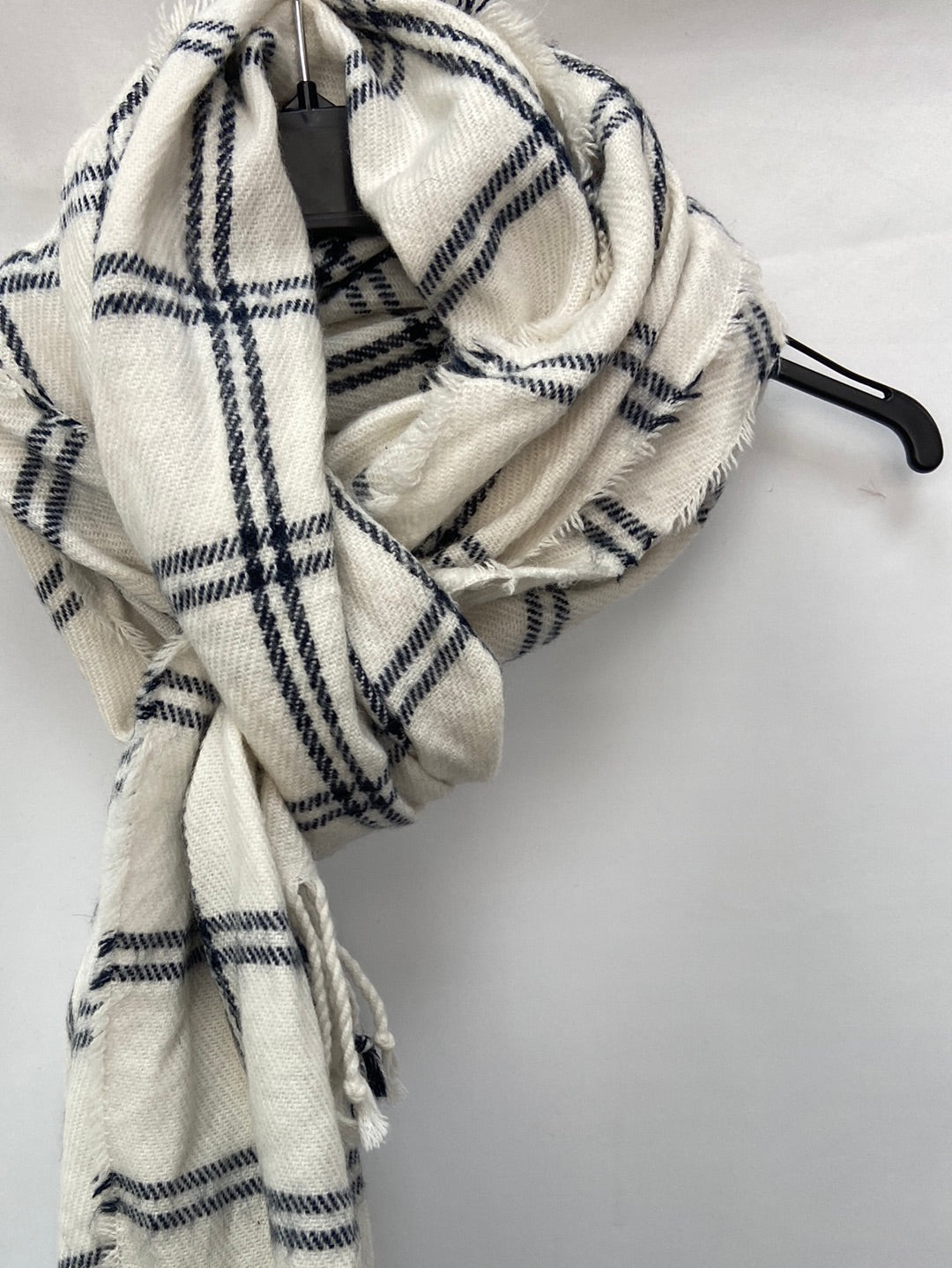 OTHERS.White scarf with blue squares