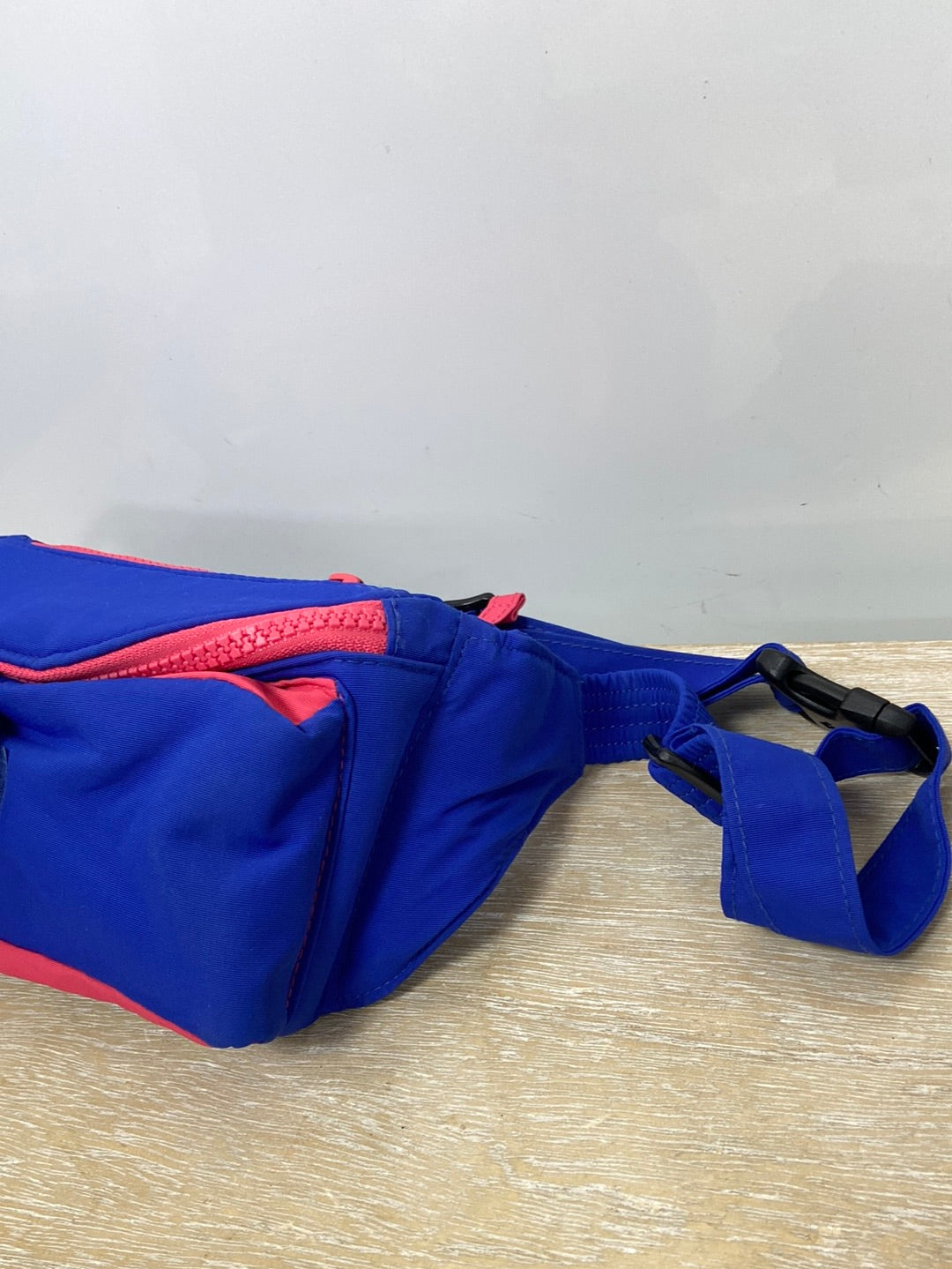 COLUMBIA.Two-tone fanny pack