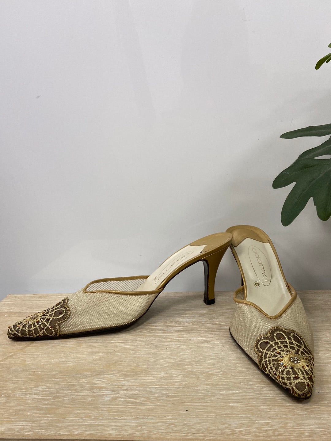 ADAMA.Tacón rejilla dorado T.38