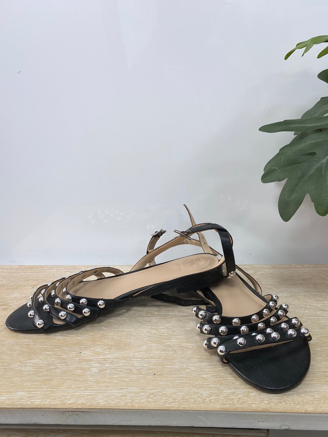 GUESS. Sandalia plata tachuelas T.39