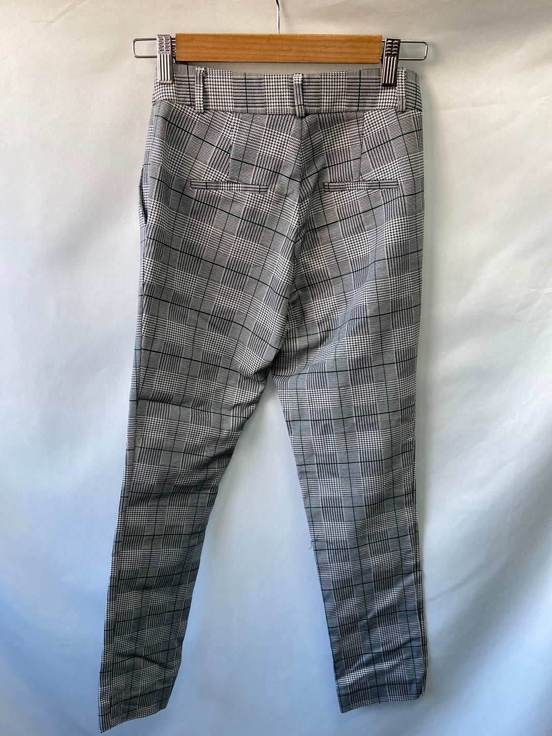 STRADIVARIUS. Pantalón cuadros T.32