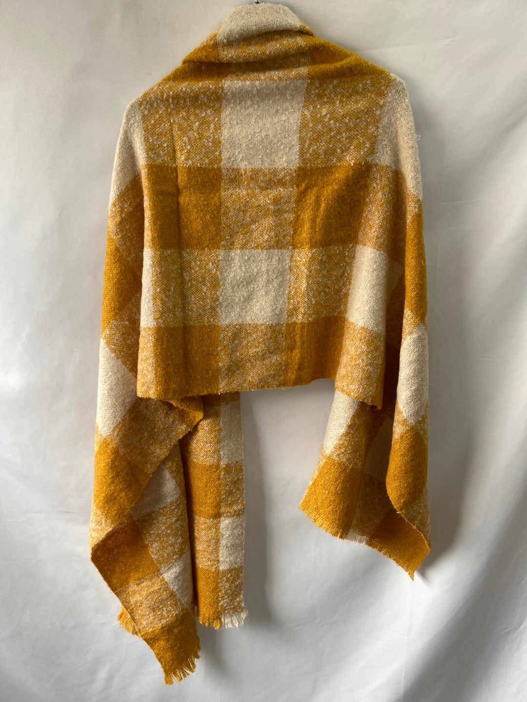 SFERA.Bufanda cuadros beiges y mostaza