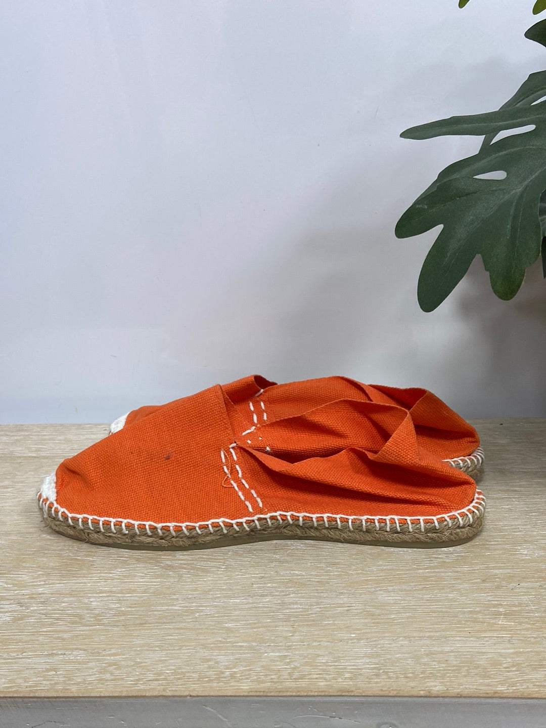 OTRAS. Alpargatas naranjas T.37