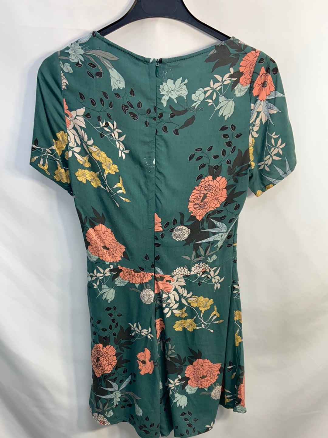 PULL&BEAR.Mono corto verde flores escote nudo T.s