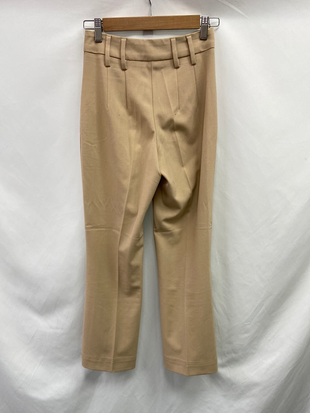 BERSHKA.Pantalones elásticos camel pinzas T.34