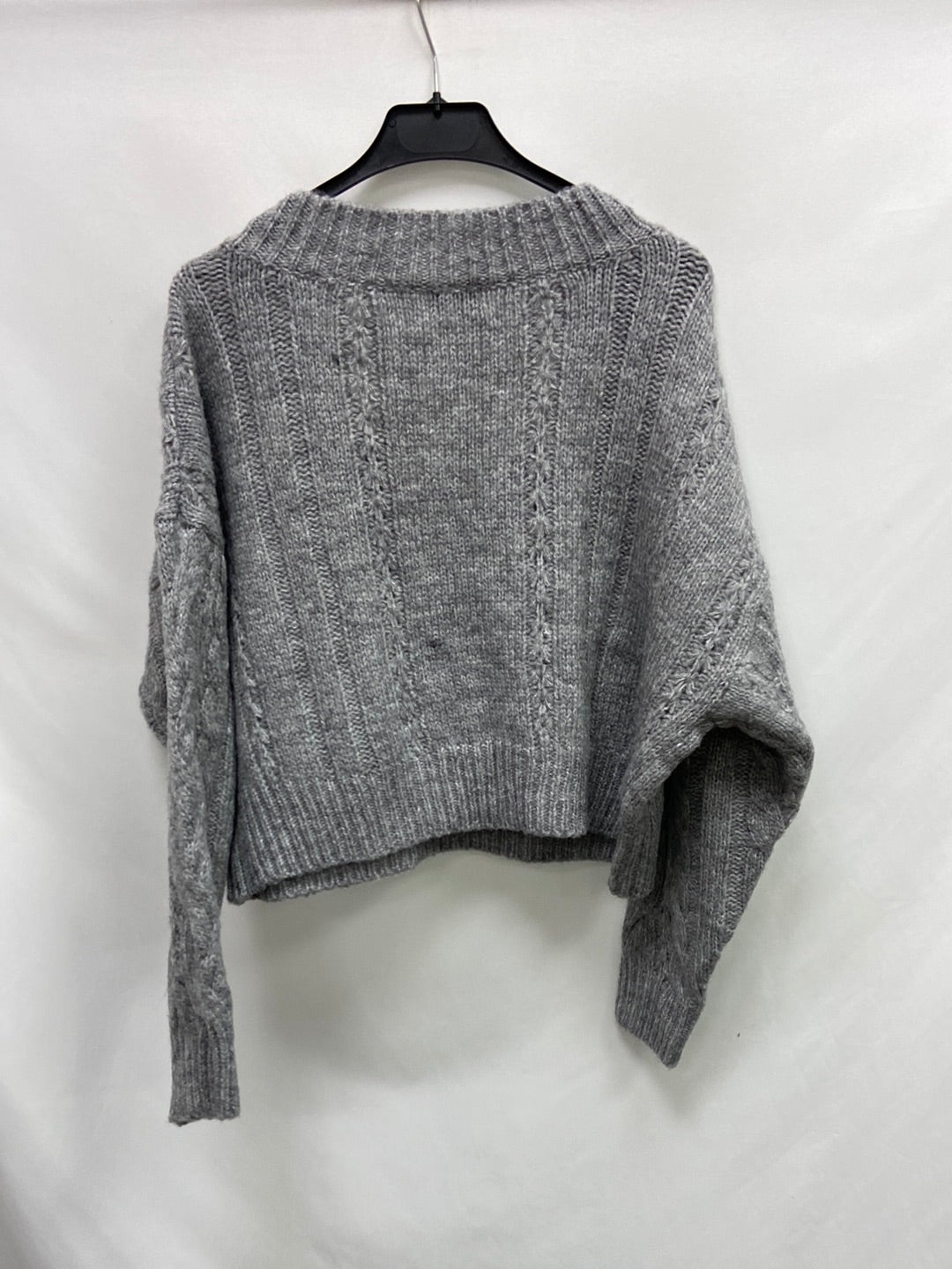 DEBUT. Grey V-neck sweater. TS/M