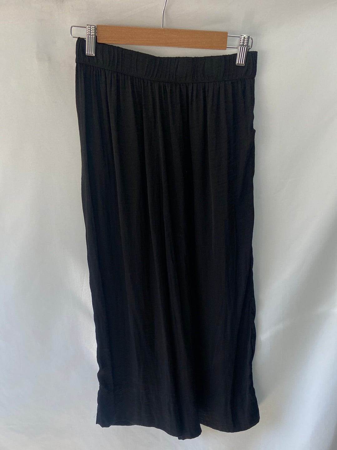 ZARA. pantalonnegro fluido santinado T.s