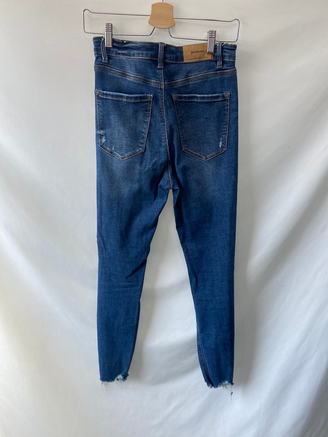 STRADIVARIUS.Pantalones vaqueros cintura alta T.38