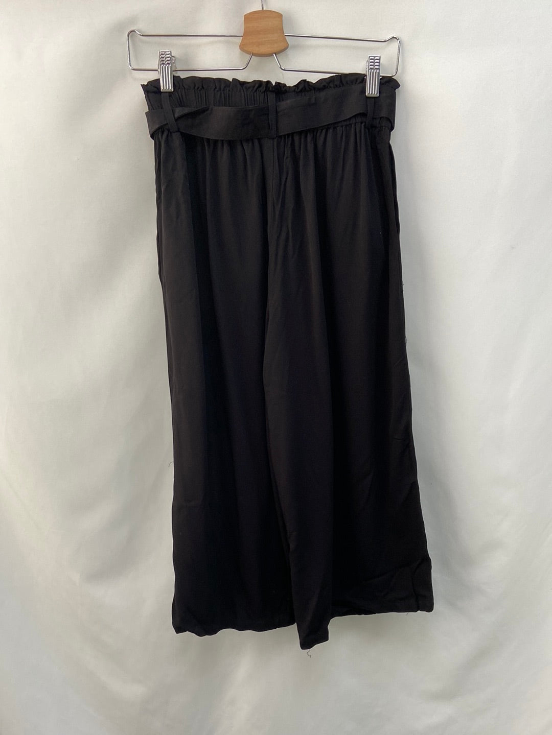 VILA. pantalón negro culotte T.36