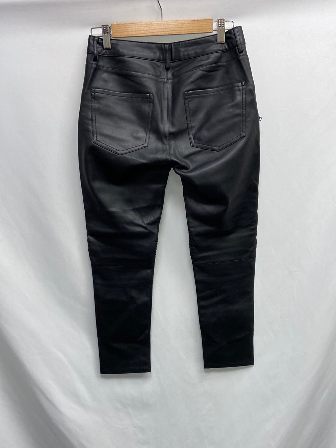 MANGO.Pantalones polipiel cremalleras T.38