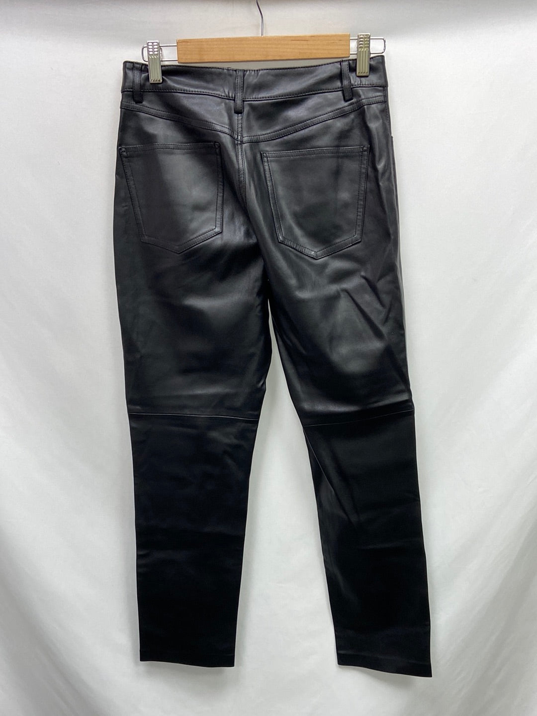 market.MANGO. Pantalón polipiel negro T.36