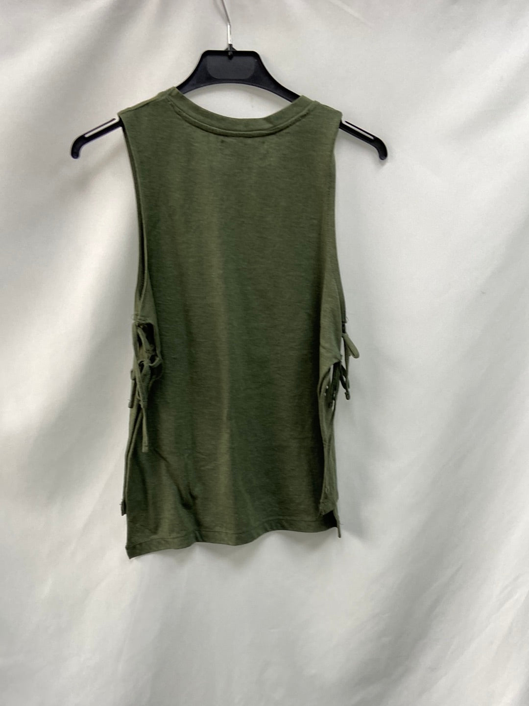 PRIMARK.Camiseta verde tachuelas T.S