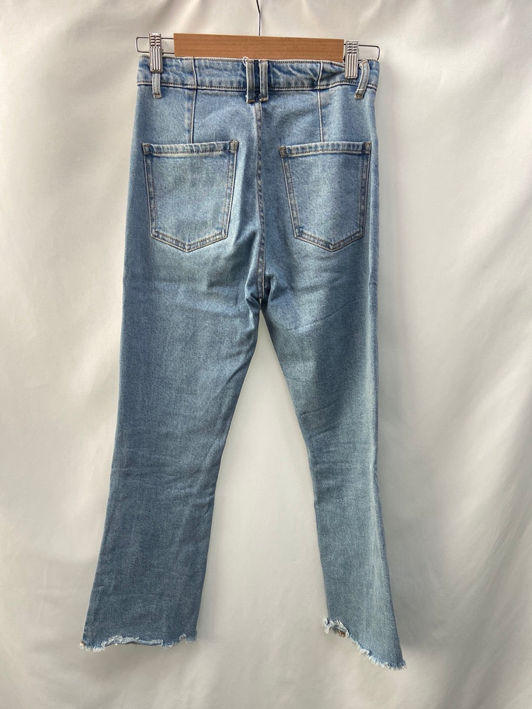 BERSHKA.pantalones vaqueros acampanados T.36