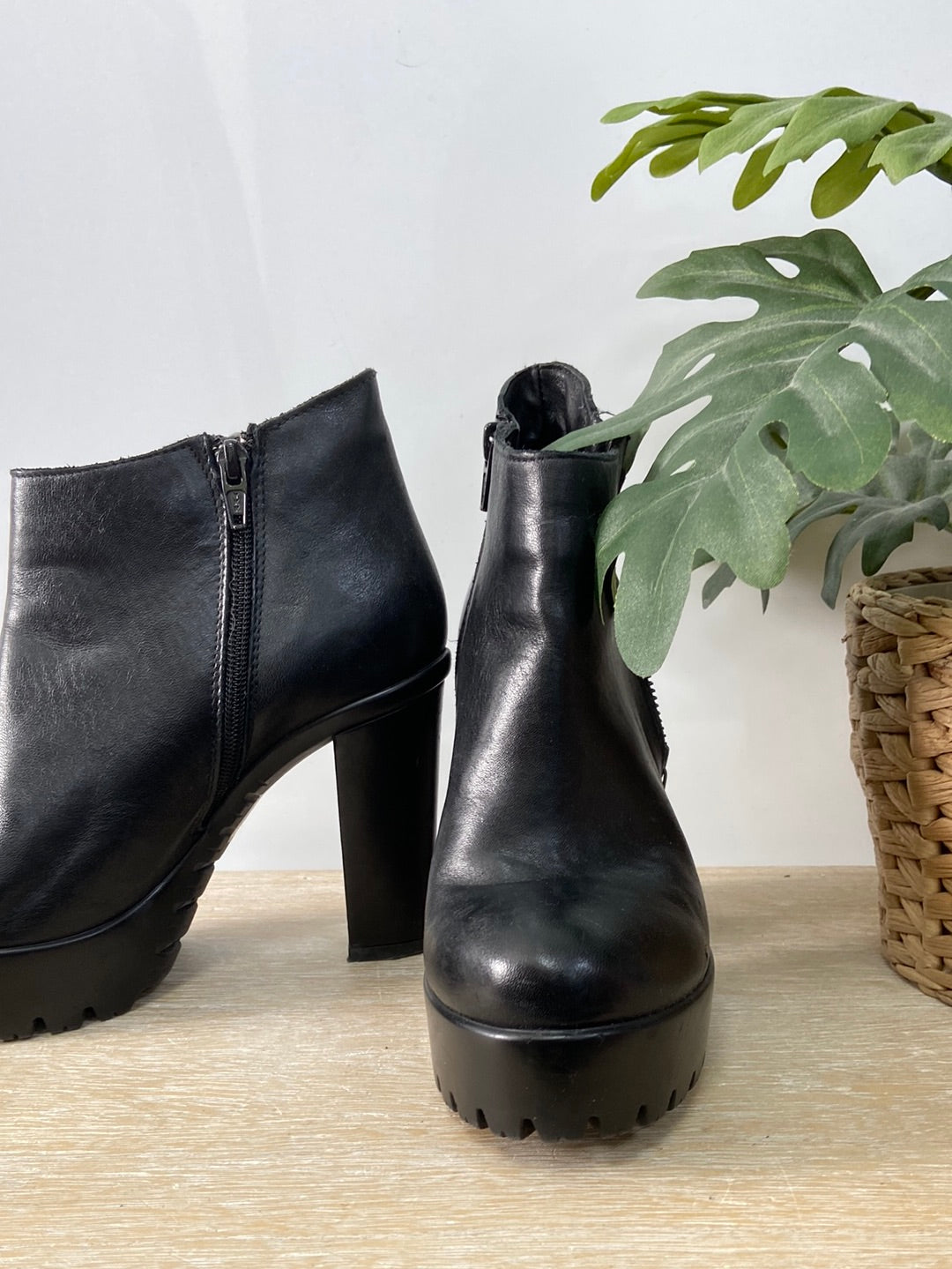 OTRAS. Botines cremallera T.36