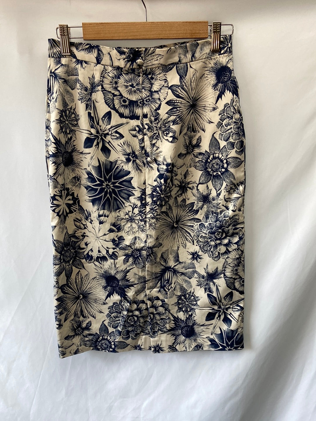 LYDIA DELGADO. Beige skirt with blue flowers.