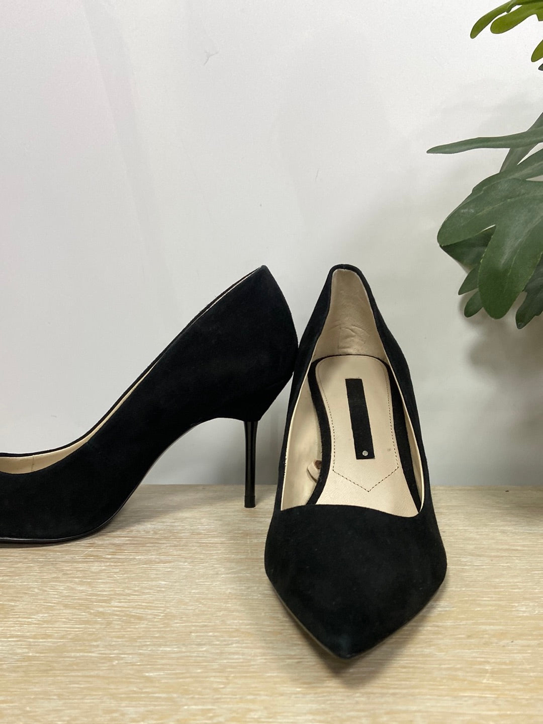 ZARA. Stilettos negro antelina T.38