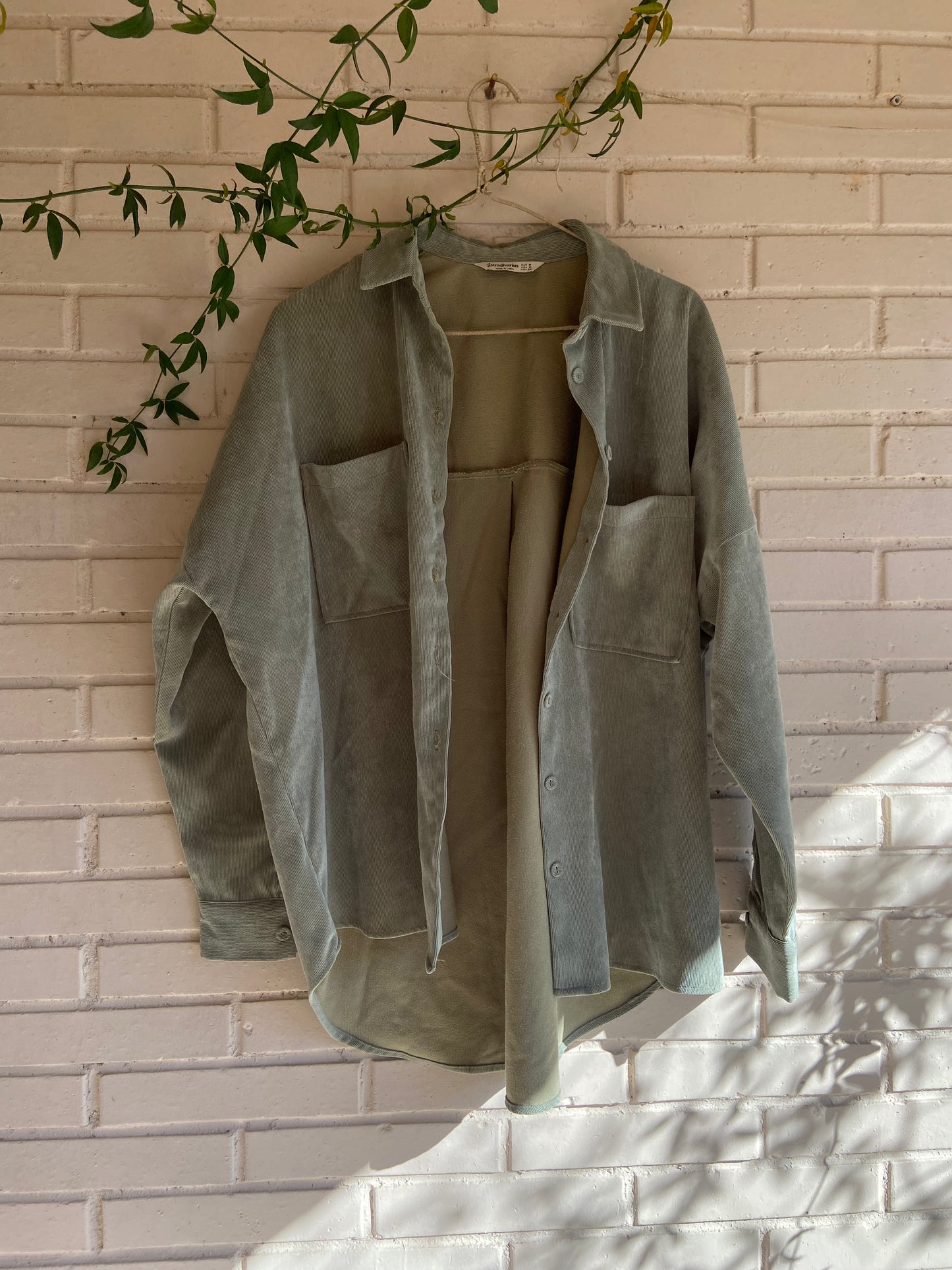 STRADIVARIUS. camisa/sobrecamisa pana verde T.m