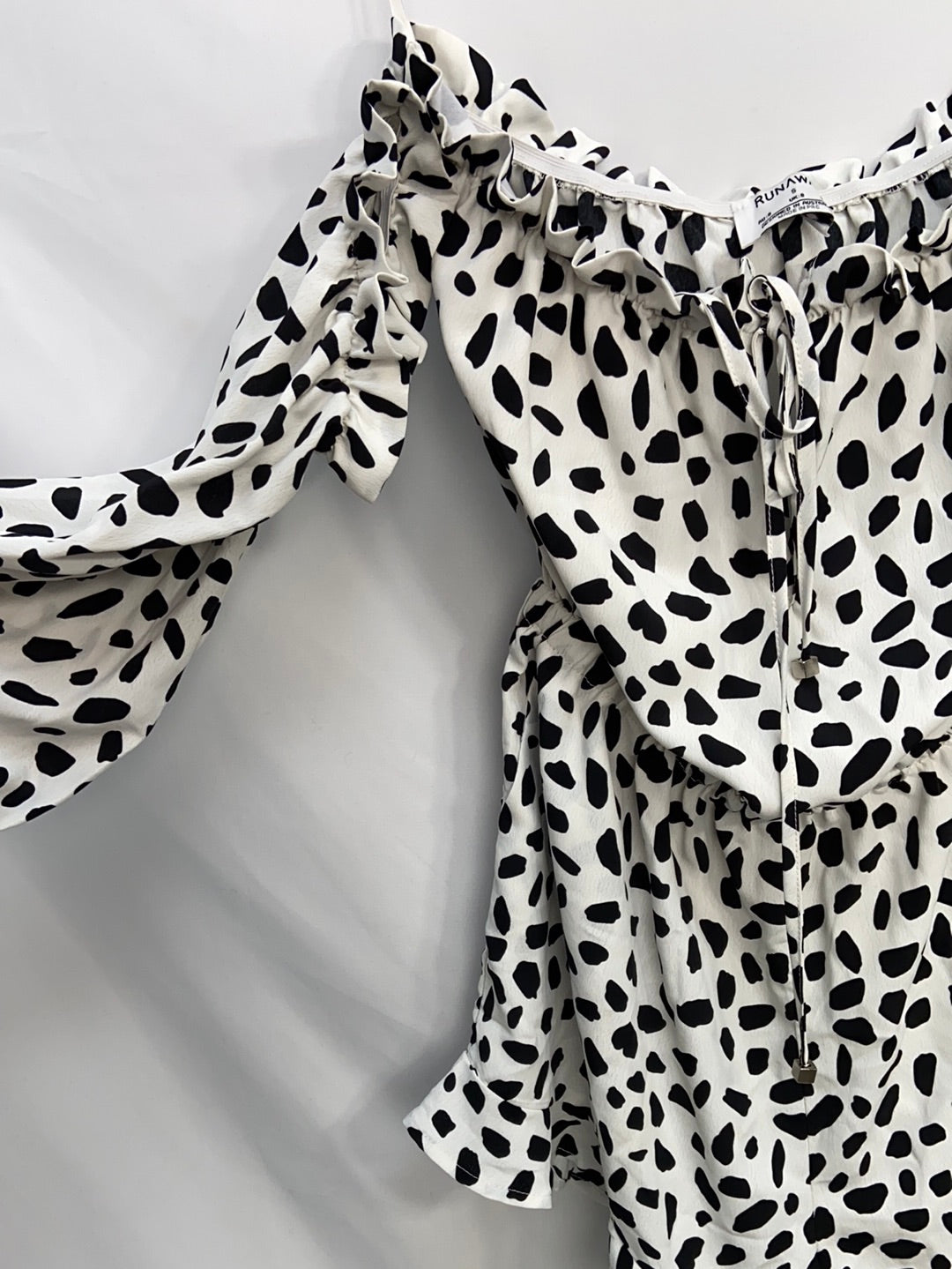 RUNAWAY.Mono blanco y negro con mangas T.s