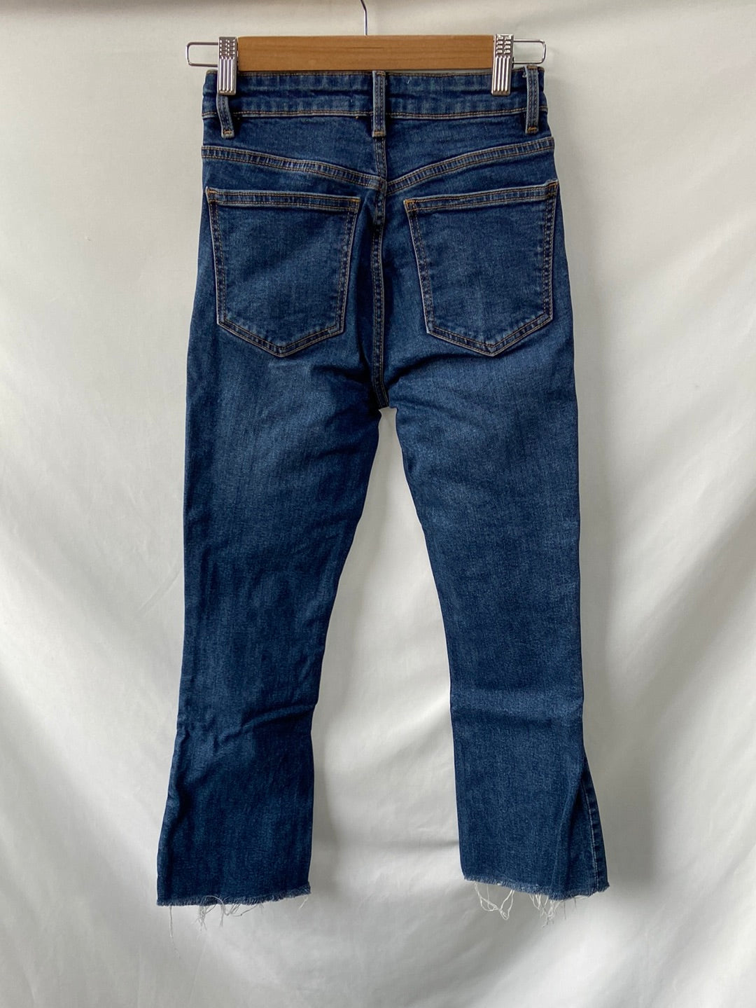 ZARA. Frayed hem jeans S.34