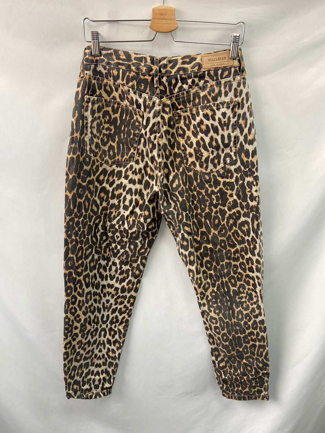 PULL&BEAR. Pantalón animal print T.40