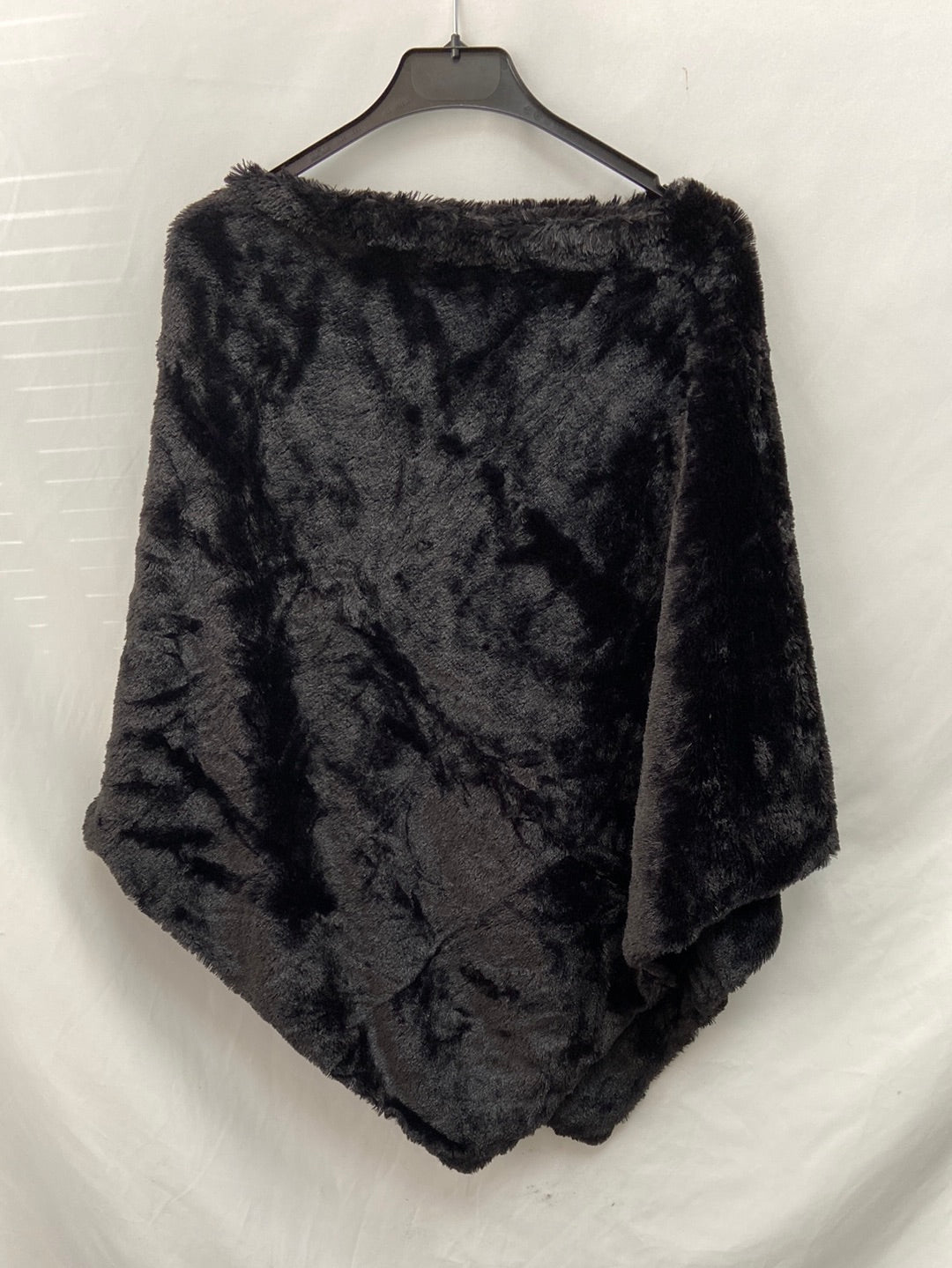 OTRAS.Poncho negro sintético TU